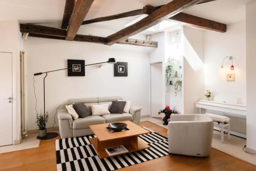 Luxury Top Floor 2BR with Paris Rooftop Views