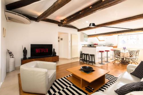 Luxury Top Floor 2BR with Paris Rooftop Views
