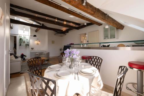 Luxury Top Floor 2BR with Paris Rooftop Views