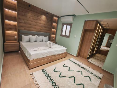 Un pat sau paturi într-o cameră la Elite suites