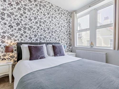 a bedroom with a bed with a floral wallpaper at 2 Bed in Bideford oc-3gabl in Appledore