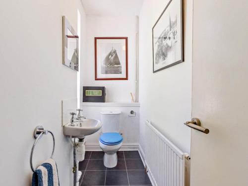 a bathroom with a toilet and a sink at 2 Bed in Bideford oc-3gabl in Appledore