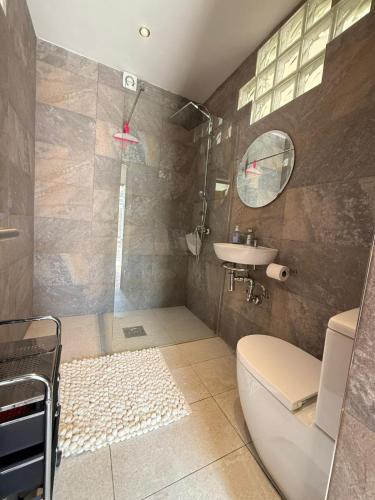 a bathroom with a toilet and a sink at Finca las Estrellas in Relleu
