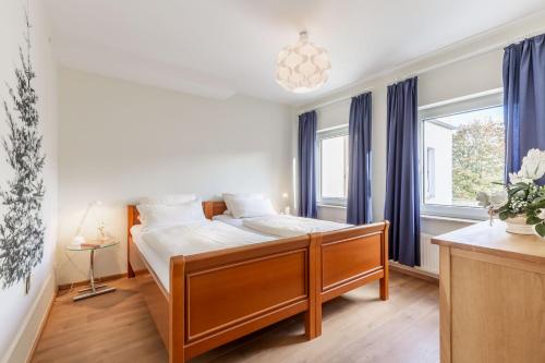 a bedroom with a bed and a window at Hotel Rhein-Residenz in Bad Breisig