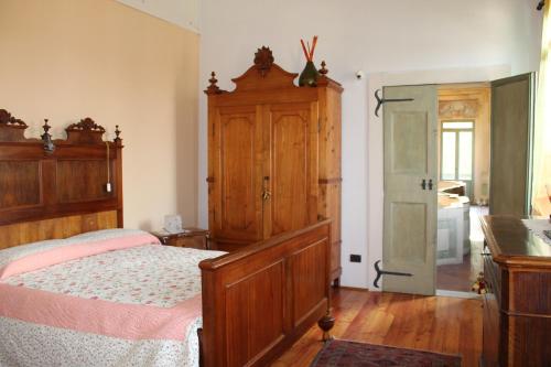 a bedroom with a bed and a door to a bathroom at Villa da Ponte B&B in Cadoneghe