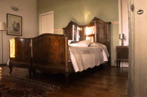 a bedroom with a large bed with wooden furniture at Villa da Ponte B&B in Cadoneghe