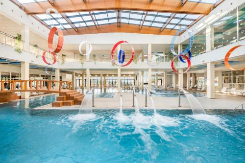 Movenpick Resort and Spa Fruske Terme — Swimming pool