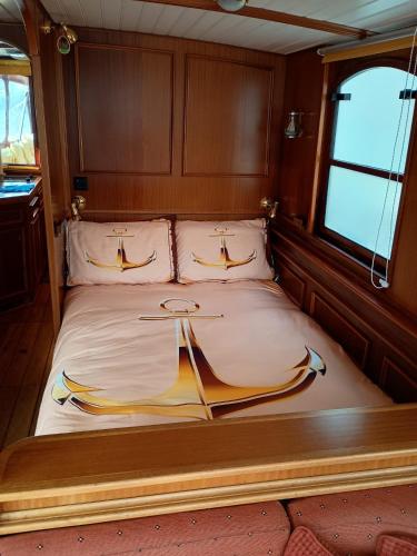 a bed in the back of a boat at Salonboot de Wending in Groningen