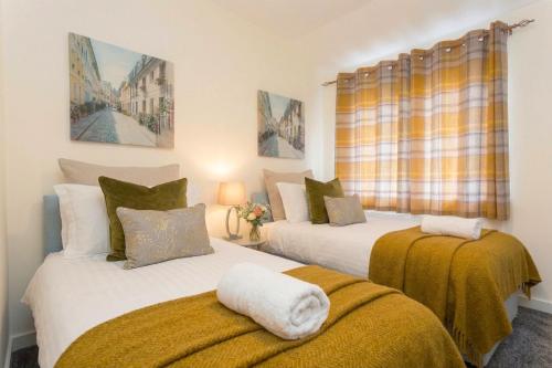 two beds in a living room with two beds at Paradigm House, Delightful 2-Bedroom Flat 4, Oxford in Oxford