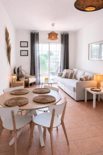 La Amapola, a Little Oasis with Sea View, Pool & Terrace in Nerja