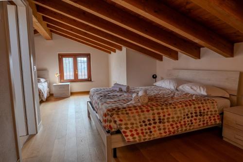 a bedroom with a bed in a room with wooden ceilings at Relais Terre Divino 2 in Ponton