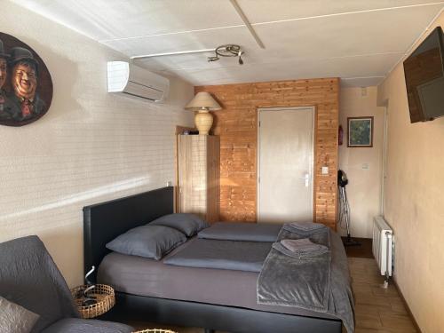 a living room with a couch in a room at La Casa aan Zee in Ellemeet