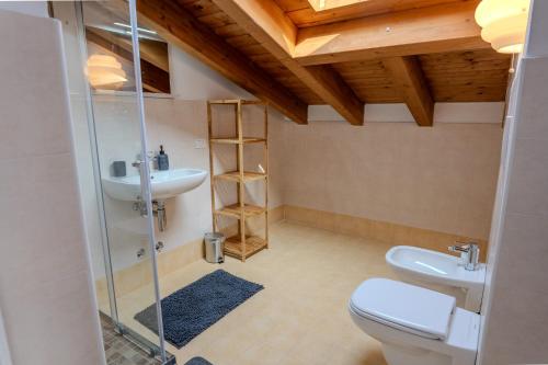 a bathroom with a toilet and a sink at Relais Terre Divino 2 in Ponton