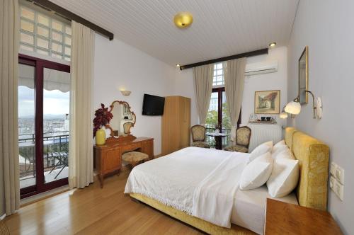 - une chambre avec un lit et un balcon dans l'établissement Dryades & Orion Hotel, à Athènes