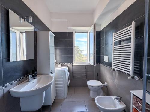 ein Badezimmer mit Waschbecken, Toilette und Waschbecken in der Unterkunft Fly & Chill Ciampino Airport in Ciampino
