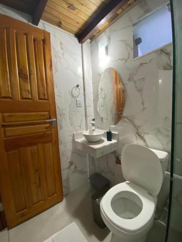 a bathroom with a toilet and a sink at Casaboa Apartamentos Passarela in Itacaré