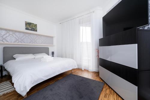 Rolnicza Spacious Apartment by BookingHost