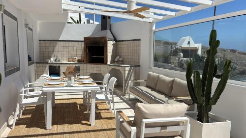 a patio with a table and chairs on a balcony at Lodges Tenerife in La Mareta