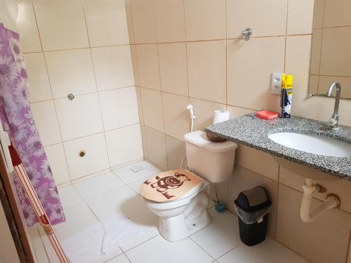 a bathroom with a toilet and a sink at Casa Dos Vovôs Pousada em Canoa Quebrada in Aracati