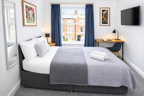 a bedroom with a bed and a window at Parkview Guest House in King's Lynn