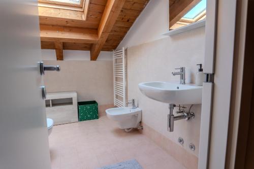 a bathroom with a sink and a toilet at Relais Terre Divino 1 in Ponton