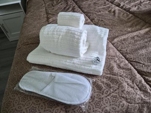 a pile of towels on top of a bed at Ca d'la Mondina Apartment in Vercelli