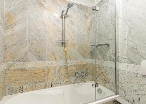 a bathroom with a shower and a bath tub at Villa Ritter Orizzonte in Cavoli