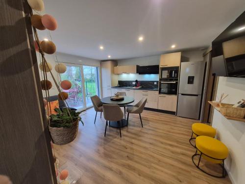 a kitchen and dining room with a table and chairs at TREE LODGY - LINAE - Nouveau espace bien être disponible in Ray-sur-Saône