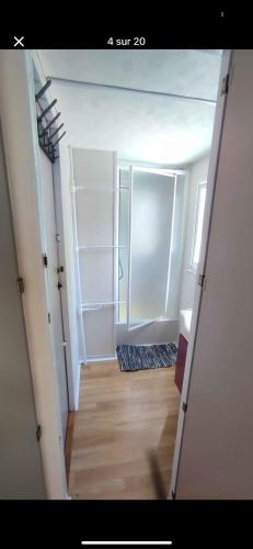 a view of a room with a closet and a hallway at Nature in Saint-Pierre-dʼOléron
