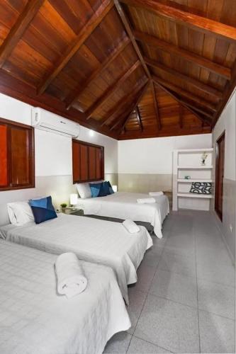 two beds in a room with wooden ceilings at Casa bela in Cartagena de Indias