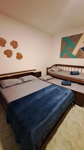 two beds sitting next to each other in a bedroom at Sitio Serra e Mar in Saquarema