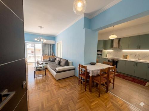 Athens Getaway - Perfect Stay for 4 by ΜΡS