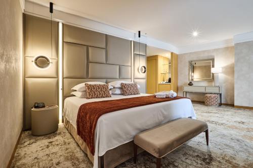 a bedroom with a large bed in a room at Hotel de Convenções de Talatona, HCTA in Luanda