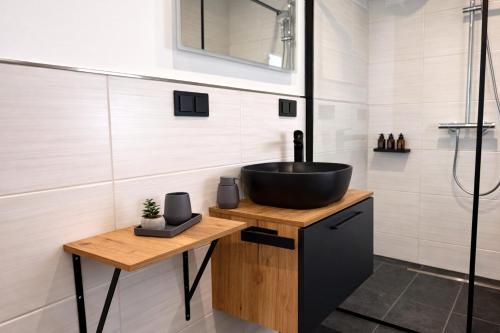 a bathroom with a black sink and a shower at Ringdays Guesthouse in Müllenbach