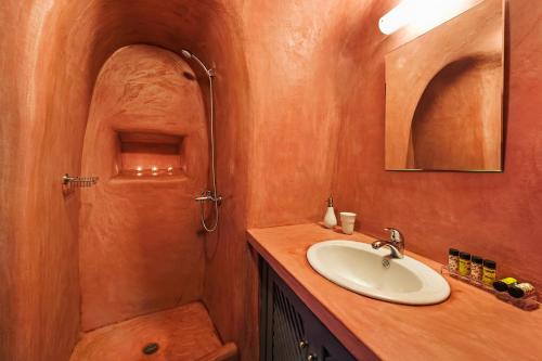 Koupelna v ubytování Theodora Suites