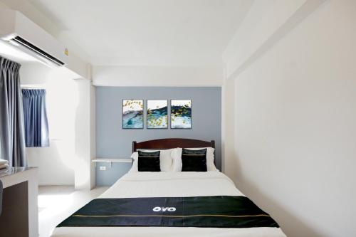 a bedroom with a bed in a room at Dancenter Rq Suvarnabhumi Airport in Bangkok