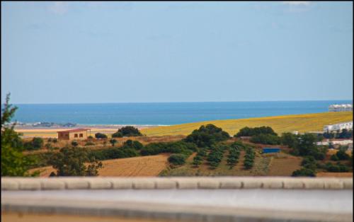 un tren viajando por una carretera cerca del océano en Chalet Vigía 113, en Conil de la Frontera