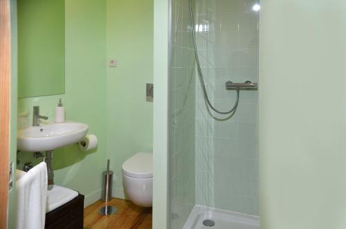 Ένα μπάνιο στο Dukes Corner Guest House