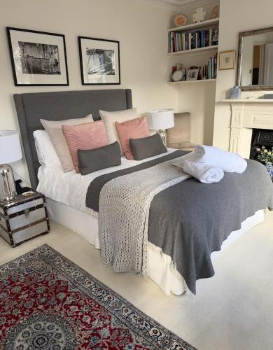 Double bedroom in homely, 5 bedroom family house by the river in Fulham photo 28