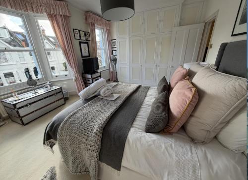 Double bedroom in homely, 5 bedroom family house by the river in Fulham photo 27
