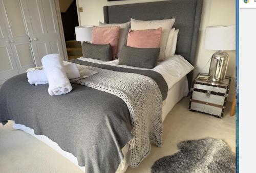 Double bedroom in homely, 5 bedroom family house by the river in Fulham photo 26
