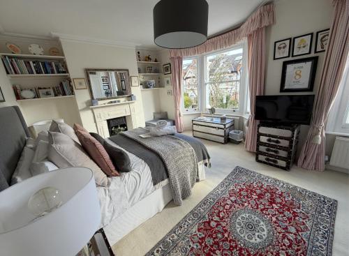 Double bedroom in homely, 5 bedroom family house by the river in Fulham photo 12