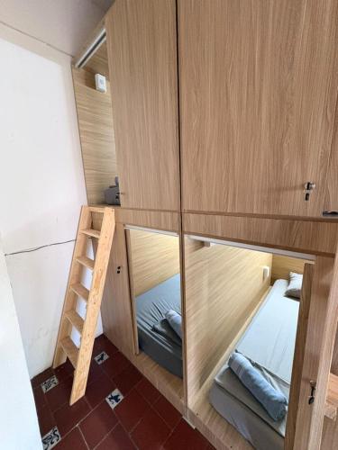 a small room with two bunk beds and a ladder at Coliving Chingon in Guadalajara