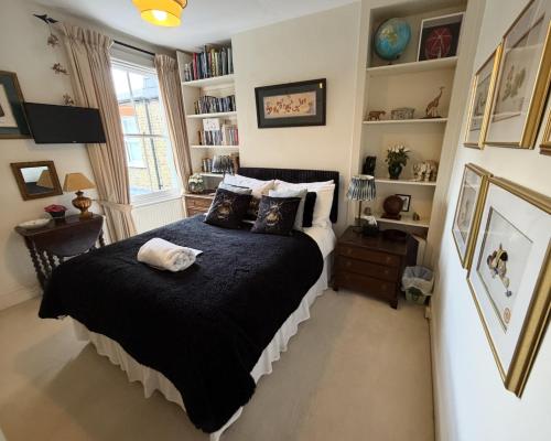 Double bedroom in homely, 5 bedroom family house by the river in Fulham photo 30