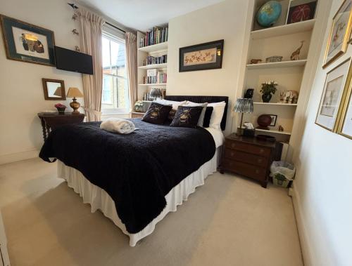 Double bedroom in homely, 5 bedroom family house by the river in Fulham photo 31