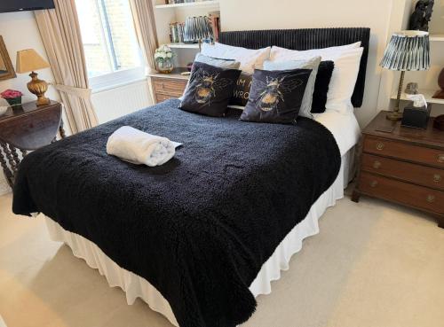 Double bedroom in homely, 5 bedroom family house by the river in Fulham photo 29