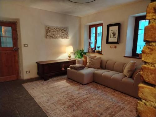 a living room with a couch and a table at La Casa dei Ricordi in Igne