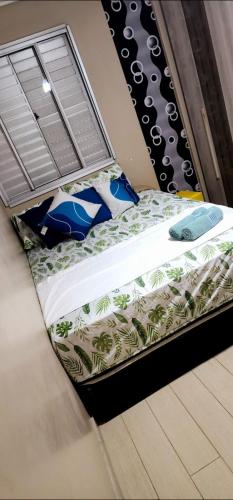 a bedroom with a bed with a bed frame with a bed sidx sidx at Apê do ladinho de Alphaville in Osasco