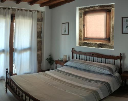 a bedroom with a bed and a window at Casa Mitola in Congostro