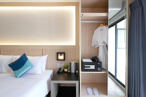 a hotel room with a bed and a window at O2 Grand Suvarnabhumi Airport - Free Scheduled Shuttle from Hotel to Suvarnabhumi Airport in Bang Phli